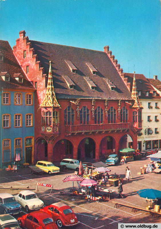 Freiburger Marktplatz mit Kaufhaus und VW's